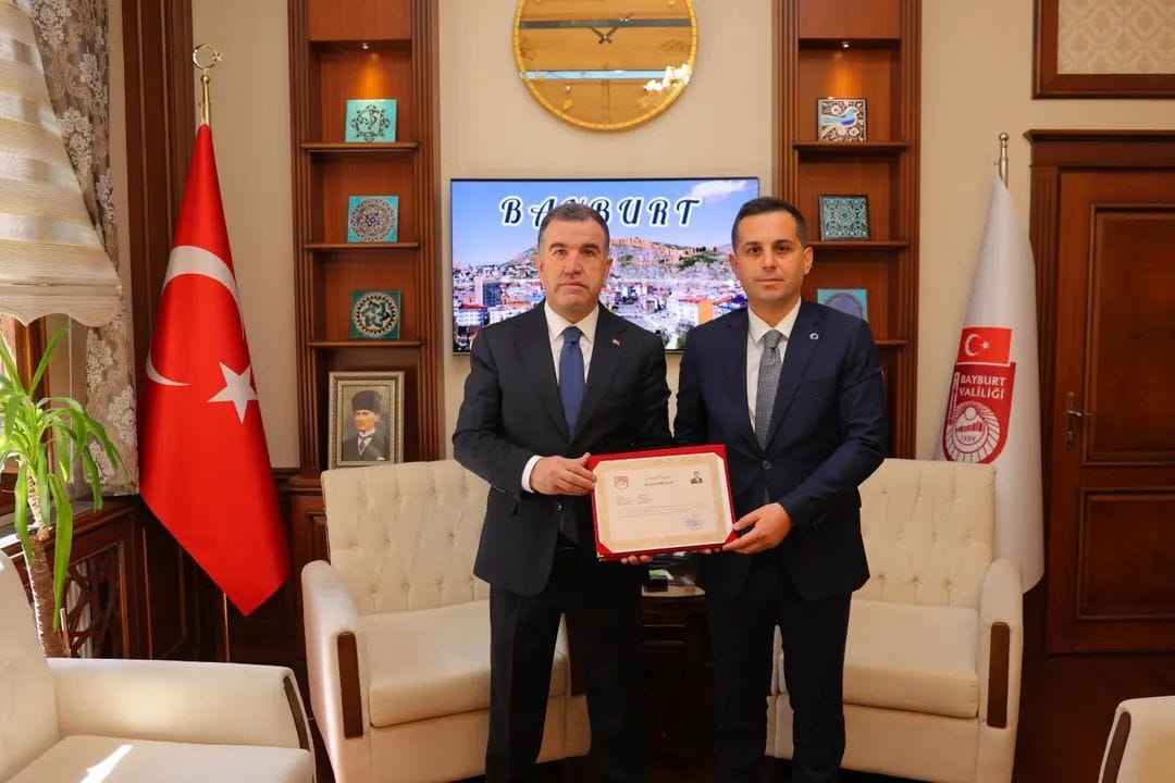 Sayın Valimiz Mustafa Eldivan İlçe Kaymakamımız Sayın Yasin Şahin'e Başarı Belgesi Takdiminde Bulundu